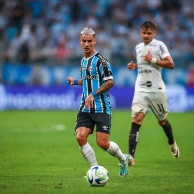 RS - FUTEBOL/CAMPEONATO BRASILEIRO 2023/GREMIO X CORINTHIANS  - ESPORTES - Lance da partida entre Gremio e Corinthians disputada na tarde deste domingo na Arena do Gremio, em partida valida pela Campeonato Brasileiro 2023. FOTO: LUCAS UEBEL/GREMIO FBPANa foto: Ferreira<!-- NICAID(15627691) -->