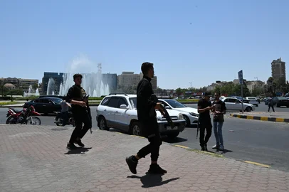 Syrian security forces deploy near the military headquarters in Damascus' Ummayad Square, after Israel said it hit the nearby military spot on July 16, 2025. Israel said on July 16 it had hit the Damascus military headquarters, after vowing to step up strikes unless the government withdrew its forces from areas in Syria's south that recently saw deadly clashes between Druze and Bedouin tribes. (Photo by AFP)<!-- NICAID(16081360) -->