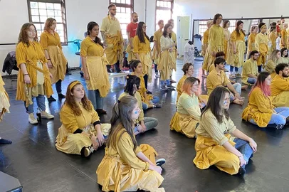 Coro Juvenil do Moinho/UCS reapresenta “Moinho Nômade”Espetáculo tem sessões sábado e domingo no Teatro Pedro Parenti com participação virtual da cantora moçambicana Lenna Bahule “Moinho Nômade”, espetáculo do Coro Juvenil do Moinho/UCS que estreou em 2019, volta aos palcos com uma montagem sob medida para seus cantores. As novas apresentações serão sábado (24), às 20h30min, e domingo (25), às 19h30min, no Teatro Pedro Parenti. Com a presença virtual da cantora moçambicana Lenna Bahule, persona nômade, desbravadora de mares em diáspora, o COJmo se revisita, se reinventa, inspirado pelas sonoridades que se cruzam e se emaranham, trazendo uma nova proposta para o espetáculo, que através de recursos audiovisuais, propõe uma experiência h íbrida, diferente de seu formato de estreia.<!-- NICAID(15210150) -->