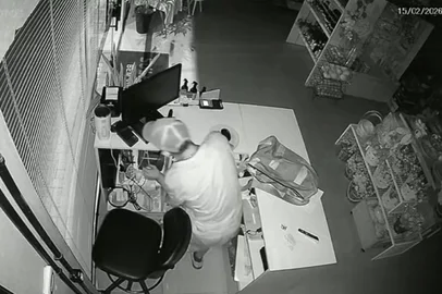 Um bazar localizado em Novo Hamburgo, no Vale do Sinos, foi invadido pela terceira vez em 52 dias. Neste domingo (15), um homem arrombou a porta, vasculhou o caixa e saiu com cerca de R$ 10 mil em mercadorias, de acordo com o levantamento do proprietário. A ação durou cerca de quatro minutos.<!-- NICAID(16226203) -->