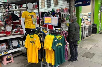 Copa do Mundo movimenta comércio de rua em Porto Alegre <!-- NICAID(16304710) -->