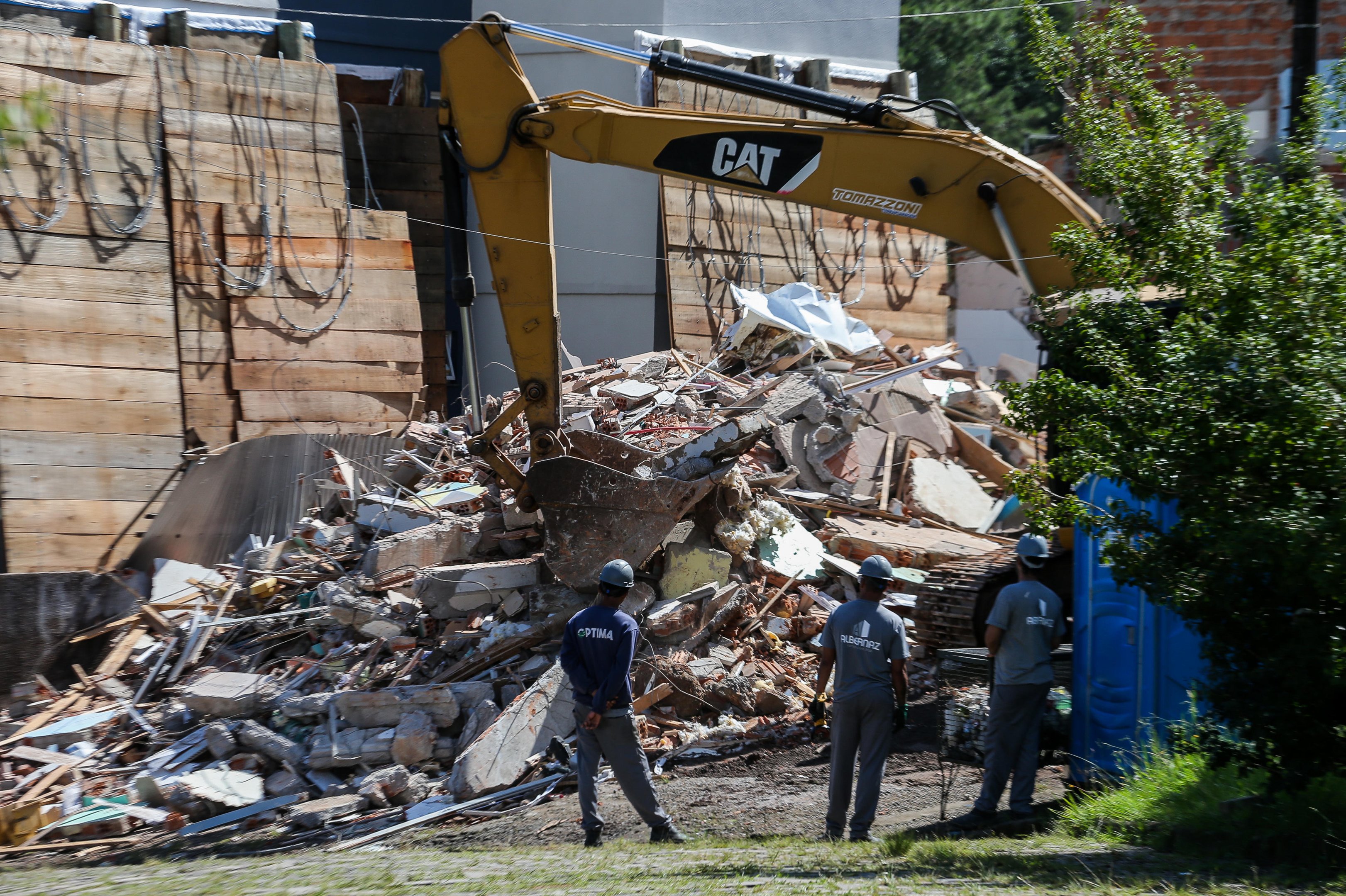 Quase 10 meses ap&oacute;s interdi&ccedil;&atilde;o, sobrados com rachaduras s&atilde;o demolidos em Caxias do Sul