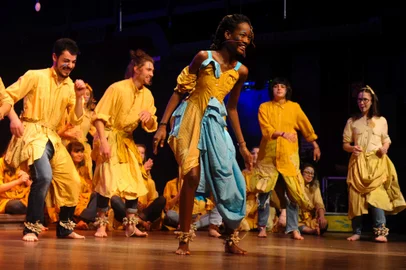 O Coro Juvenil do Moinho/UCS volta aos palcos com o espetáculo “Moinho Nômade”. As apresentações marcadas para os dias 15 de setembro, no Teatro Pedro Parenti, em Caxias; 20 de setembro, na Casa das Artes, em Bento Gonçalves e 24 de setembro, no Theatro São Pedro, em Porto Alegre; contarão com a presença da cantora moçambicana Lenna Bahule. Ela participou da estreia da montagem, em 2019 e volta agora para esta turnê. O espetáculo é baseado no disco “Nômade”, lançado por ela em 2016, e integra o projeto Moinho Evoé. Em Caxias, o espetáculo integra a programaç&at ilde;o do Caxias em Cena.<!-- NICAID(15858458) -->