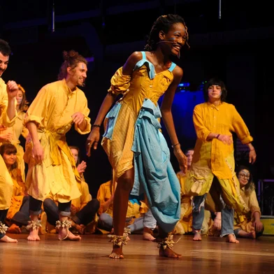 O Coro Juvenil do Moinho/UCS volta aos palcos com o espetáculo “Moinho Nômade”. As apresentações marcadas para os dias 15 de setembro, no Teatro Pedro Parenti, em Caxias; 20 de setembro, na Casa das Artes, em Bento Gonçalves e 24 de setembro, no Theatro São Pedro, em Porto Alegre; contarão com a presença da cantora moçambicana Lenna Bahule. Ela participou da estreia da montagem, em 2019 e volta agora para esta turnê. O espetáculo é baseado no disco “Nômade”, lançado por ela em 2016, e integra o projeto Moinho Evoé. Em Caxias, o espetáculo integra a programaç&at ilde;o do Caxias em Cena.<!-- NICAID(15858458) -->