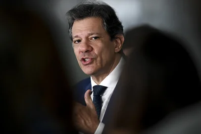 HADDAD NOVAS REGRAS CRÉDITO CONSIGNADODF - HADDAD/NOVAS REGRAS CRÉDITO CONSIGNADO - POLÍTICA - Foto, Ministro da Fazenda, Fernando Haddad. Nesta quarta (29) o Ministro da Fazenda, Fernando Haddad ao lado do Presidente da Federação Brasileira de Bancos (Febraban), Isaac Sidney e Ministro do Trabalho Luiz Marinho anunciam plataforma virtual para crédito consignado para trabalhadores de empresas privadas. 29/01/2025 - Foto: TON MOLINA/FOTOARENA/FOTOARENA/ESTADÃO CONTEÚDOEditoria: POLÍTICALocal: BRASÍLIAIndexador: TON MOLINAFonte: 2681922Fotógrafo: FOTOARENA<!-- NICAID(15997494) -->