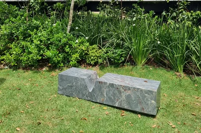 Obra rara de Zanini de Zanine é destaque exclusivo na Mostra Glass 2025Banco V, peça de 750 kg em mármore maciço, integra acervo do MAM-RJ e chega a Novo Hamburgo para apresentação única<!-- NICAID(16155338) -->
