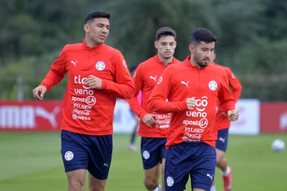 Paraguay's defender Fabian Balbuena (L) and teammate midfielder Mathias Villasanti take part in a training session at the High Performance Center (CARDE) in Ypane, near Asuncion on June 7, 2025, ahead of the FIFA World Cup 2026 qualifier football match against Brazil on June 10 at the Arena Corinthian Stadium in Sao Paulo. (Photo by DANIEL DUARTE / AFP)Editoria: SPOLocal: AsuncionIndexador: DANIEL DUARTESecao: world championshipFonte: AFPFotógrafo: STR<!-- NICAID(16084846) -->