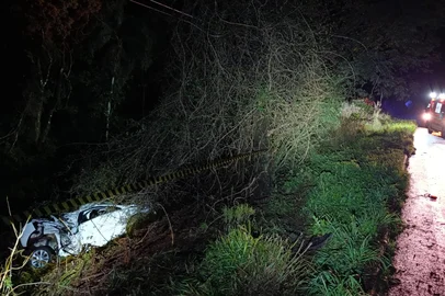 Corpo de Bombeiros / Divulgação Homem de 27 anos é encontrado morto após carro sair da pista na RS-223, em Victor Graeff<!-- NICAID(16345189) -->