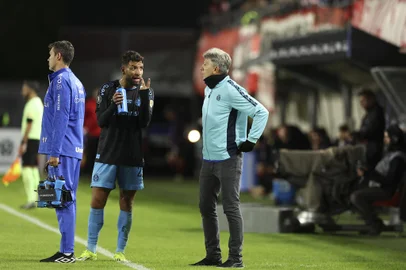 Gremio's midfielder Pepe (L) speaks with Gremio's head coach Renato Gaucho during the Copa Libertadores group stage first leg football match between Argentina's Estudiantes de La Plata and Brazil's Gremio at the Jorge Luis Hirschi Stadium in La Plata, Argentina, on April 23, 2024. (Photo by ALEJANDRO PAGNI / AFP)Editoria: SPOLocal: La PlataIndexador: ALEJANDRO PAGNISecao: soccerFonte: AFPFotógrafo: STR<!-- NICAID(15743413) -->