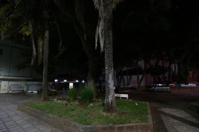 Prefeitura diz que poste foi atingido durante um serviço de poda de árvores e que o equipamento será substituído "tão logo esteja disponível"<!-- NICAID(15502015) -->