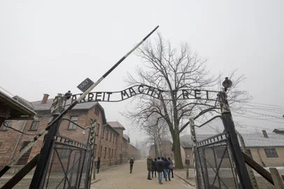 KRAKOW, POLAND -JANUARY 21 2019: People in front of the entrance of the Auschwitz Nazi concentration camp, Arbeit macht frei is a German phrase meaning "work sets you free" - Foto: marcovarro/stock.adobe.comIndexador: MARCO_VARRONEFonte: 252833254<!-- NICAID(15265274) -->