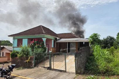 Fogo em casa de casal assassinado em Brochier<!-- NICAID(16228507) -->