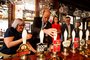 Kate Middleton e príncipe William em metrô e pub em LondresBritain's Prince William, Prince of Wales (2nd L) flanked by Britain's Catherine, Princess of Wales (C), serves a beer during a visit of the Dog & Duck Pub in Soho, central London, on May 4, 2023 to hear about their preparation for the Coronation Weekend and meet members of staff and representatives from other hospitality and recreation businesses of the area. (Photo by Jamie Lorriman / POOL / AFP)<!-- NICAID(15420767) -->