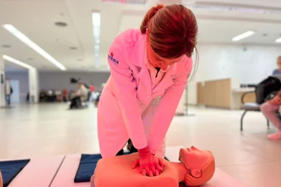 PORTO ALEGRE: equipe formada por instrutores da American Heart Association (AHA) está promovendo um treinamento gratutito no Hospital de Clínicas a interessados em aprender a manobra para Parada cardiorrespiratória<!-- NICAID(15902715) -->