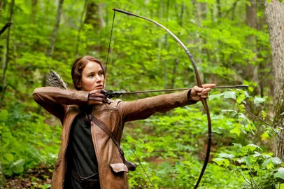 2014: A atriz Jennifer Lawrence como Katniss Everdeen em The Hunger Games (Jogos Vorazes). Katniss Everdeen é um personagem fictício e a protagonista e narradora da trilogia The Hunger Games de Suzanne Collins. (Foto: The Hunger Games/Scholastic, Divulgação)<!-- NICAID(10597527) -->