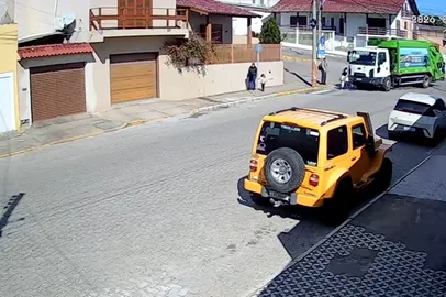 Reprodução / Imagem cedida Ciclista é atropelado por caminhão de lixo em São José do Norte; veja vídeo
