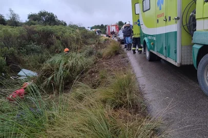 Tombamento de micro-ônibus em Encruzilhadado Sul, no sul do Estado.