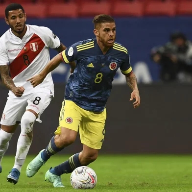 Colombia's Gustavo Cuellar (R) drives the ball past Peru's Sergio Pena during their Conmebol 2021 Copa America football tournament third-place match at the Mane Garrincha Stadium in Brasilia, Brazil, on July 9, 2021. (Photo by EVARISTO SA / AFP)Editoria: SPOLocal: BrasíliaIndexador: EVARISTO SASecao: soccerFonte: AFPFotógrafo: STF<!-- NICAID(15348141) -->