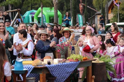 Festa da Colônia em Casca<!-- NICAID(15486572) -->