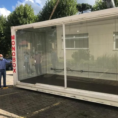 Canela adapta contêiner para atendimento à covid-19.<!-- NICAID(14718648) -->