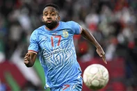 Democratic Republic Of Congo's forward #17 Cedric Bakambu eyes the ball during the Africa Cup of Nations (CAN) round of 16 football match between Algeria and Democratic Republic of Congo at the Prince Moulay El Hassan Stadium in Rabat on January 6, 2026. (Photo by Gabriel BOUYS / AFP)Editoria: SPOLocal: RabatIndexador: GABRIEL BOUYSSecao: soccerFonte: AFPFotógrafo: STF<!-- NICAID(16283063) -->