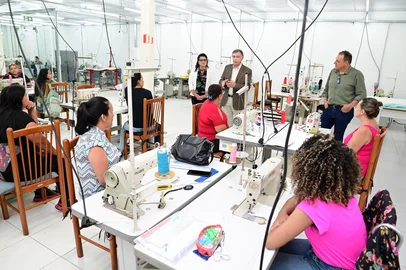 O Centro de Capacitação e Comércio (CCC), em Caxias do Sul, iniciou as atividades na manhã desta segunda-feira (17), com o curso de Costureiro Industrial do Vestuário. O espaço é destinado para o trabalho dos vendedores ambulantes, além de oferecer cursos de capacitação gratuitos para microempreendedores, através do Capacita Caxias.<!-- NICAID(15978145) -->