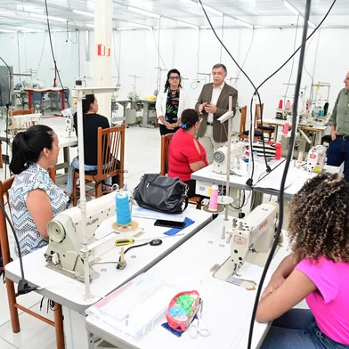 O Centro de Capacitação e Comércio (CCC), em Caxias do Sul, iniciou as atividades na manhã desta segunda-feira (17), com o curso de Costureiro Industrial do Vestuário. O espaço é destinado para o trabalho dos vendedores ambulantes, além de oferecer cursos de capacitação gratuitos para microempreendedores, através do Capacita Caxias.<!-- NICAID(15978145) -->