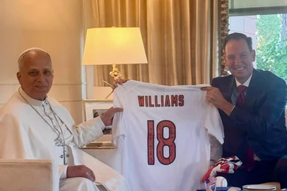 Papa Leão XIV com a camisa do Chicago Bears<!-- NICAID(16322256) -->