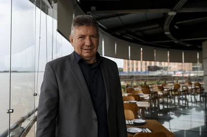 PORTO ALEGRE, RS, BRASIL, 17-06-2025: Dono de restaurantes alagados na enchente reabre operações. Localizado no trecho 1 da orla do Guaíba, o 360 POA Gastrobar retoma as atividades atendendo o publico. Na foto: Edemir Simonetti, empresário. Foto: Camila Hermes/Agencia RBS<!-- NICAID(16061706) -->