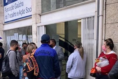 Fila na agência do Sine no dia 30 de março. Foto de ouvinte.<!-- NICAID(14747185) -->
