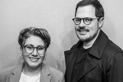 Estúdio Gentil busca unir teoria e prática para oferecer soluções ao mercadoOs publicitários Camila Cornutti e Márlon Calza possuem afinidades pessoais e profissionais que vão além de sua formação acadêmica (ambos fizeram sua graduação na UCS, cursaram o mestrado em Ciências da Comunicação na UNISINOS e se tornaram doutores em Comunicação e Informação pela UFRGS _ tendo estudado em Portugal e na Itália por um período). <!-- NICAID(15297777) -->