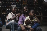 Filme a Sombra do Meu Pai, estrelado por Sope Dirisu e dirigido por Akinola Davies Jr.<!-- NICAID(16276436) -->