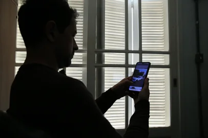 PORTO ALEGRE,RS,BRASIL.2025,06,09.Homem vitima do falso intermediario, Policia Civil Deflagra Megaoperação ineteresstadual contra golpes do falso intermediario.(RONALDO BERNARDI/AGENCIA RBS).<!-- NICAID(16055392) -->