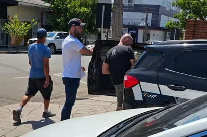 Julio César Kunz, 46 anos, estava em liberdade condicional e foi detido em Venâncio Aires. Segundo a polícia, ele tem registros de perseguição e ameaças contra outra vítima formalizados entre 2025 e 2026.<!-- NICAID(16237262) -->