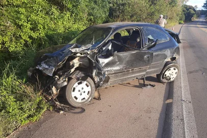 acidente ocorreu por volta das 15h, no km 165 da rodovia.<!-- NICAID(15776893) -->