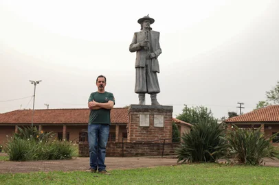 O escultor Vinícius Ribeiro de São Luiz Gonzaga, nas missões, retrata a cultura gaúcha e missioneira nas suas esculturas.Vinícius ao lado da escultura de Jayme Caetanno Braum, em São Luiz Gonzaga.<!-- NICAID(15865696) -->