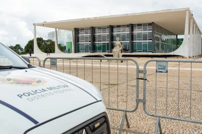Praça dos Três Poderes está cercada por gradisDF - PRAÇA DOS TRÊS PODERES/STF/BOMBAS/CERCADO - GERAL - Após homem explodir bombas e se matar próximo ao prédio do Supremo Tribunal Federal (STF), a Praça dos Três Poderes   está cercada por gradis, em Brasília, nesta quinta-feira (14).   14/11/2024 - Foto: GESIVAL NOGUEIRA/ATO PRESS/ESTADÃO CONTEÚDOEditoria: GERALLocal: BRASÍLIAIndexador: GESIVAL NOGUEIRAFonte: Ato PressFotógrafo: ATO PRESS<!-- NICAID(15914112) -->