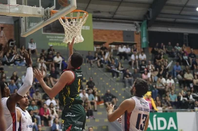 O terceiro jogo de uma sequência de quatro consecutivos em casa, foi de vitória para o Caxias do Sul Basquete. A equipe da Serra recebeu o Fortaleza, nesta sexta-feira (27), no Ginásio do Sesi, e venceu por 73 a 70. Essa foi a segunda vitória seguida em casa e a quinta na atual temporada no NBB. <!-- NICAID(15943982) -->