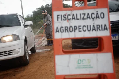 Montenegro, RS, Brasil, 18-05-2025: Barreira sanitária na Estrada Fulviana. Registro de gripe aviária em granja comercial. Foto: Mateus Bruxel / Agencia RBS<!-- NICAID(16040073) -->