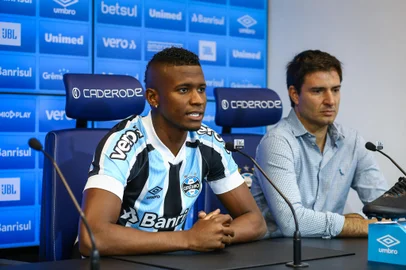 ApresentaÃ§Ã£o Gremio RS - FUTEBOL/APRESENTACAO GREMIO - ESPORTES - Gremio apresenta o lateral direito Luis Manuel Orejuela como reforço para a temporada 2022. FOTO: LUCAS UEBEL/GREMIO FBPAEditoria: SPOIndexador: Lucas UebelSecao: futebolFonte: Gremio.netFotógrafo: ApresentaÃ§Ã£o Gremio <!-- NICAID(14989207) -->
