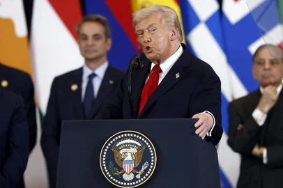 Líderes assinam acordo de paz<!-- NICAID(16145279) -->