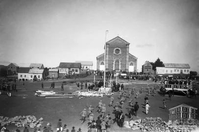 Combate simulado na Praça Dante Alighieri, durante a visita do Tiro Nacional de Porto Alegre, por ocasião da instalação do Tiro de Caxias. Caxias-RS, 28/05/1911.<!-- NICAID(15273581) -->