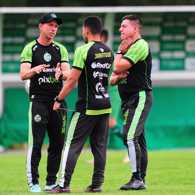 CAXIAS DO SUL, RS, BRASIL, 02/03/2023. Treino do Juventude no CFAC (Centro de Formação de Atletas e Cidadãos). O Ju está disputando do Campeonato Gaúcho 2023. Na foto, técnico interino Adaílton Bolzan (E). (Porthus JuniorAgência RBS)Indexador:                                 <!-- NICAID(15364936) -->