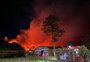 Bombeiros combatem incêndio de grandes proporções em depósito em Gravataí

