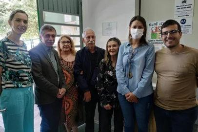 A prefeitura homenageou o líder comunitário Luiz Pizzetti com uma placa instalada na Unidade Básica de Saúde do bairro Madureira, onde ele morava. Pizzetti morreu aos 94 anos, no Natal de 2018. Participaram do ato, na manhã desta quinta-feira, o prefeito Adiló Didomenico, a secretária de Saúde, Daniele Meneguzzi, a secretária de Governo, Grégora Fortuna dos Passos, a esposa Yeda, os filhos Cleia e Felipe e outros familiares, e o vereador Rafael Bueno (PDT), que era amigo pessoal de Pizzetti.<!-- NICAID(15302698) -->