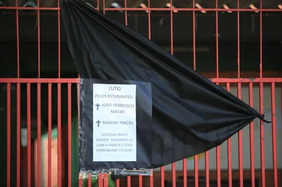 Por volta de 21h desta quarta-feira (19), cinco pessoas que estavam na Rua dos Canudos, no bairro Cascata, foram atingidas por disparos de arma de fogo. Os tiros vieram de dentro de um carro Ford Ecosport que passava pela rua.<!-- NICAID(15409326) -->