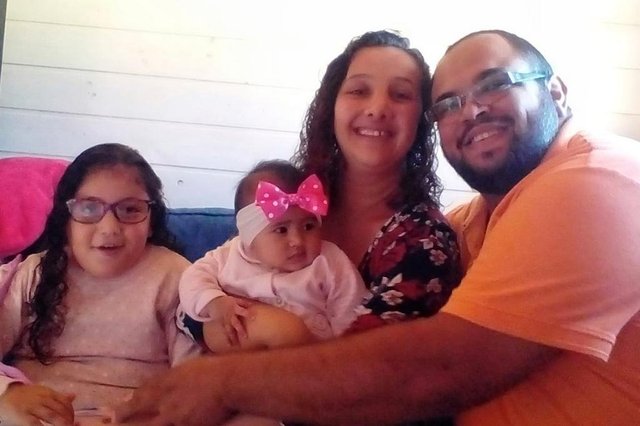Bruna Castro de Souza, 31 anos, com o marido, Alexsandro, e as filhas Rafaela (mais velha) e Cecília (bebê)<!-- NICAID(14777460) -->
