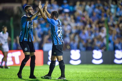 RS - FUTEBOL/CAMPEONATO GAUCHO 2026 /GREMIO X AVENIDA - ESPORTES - Lance da partida entre Gremio e Avenida disputada na noite deste sabado no EstÃ¡dio dos Eucaliptos, em Santa Cruz do Sul, valida pela semifinal do Campeonato Gaucho 2026. FOTO: LUCAS UEBEL/GREMIO FBPA<!-- NICAID(16201891) -->