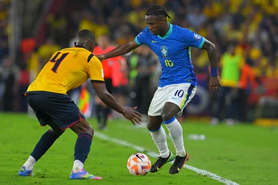 Ecuador's defender #04 Joel Ordonez and Brazil's forward #10 Vinicius Jr fight for the ball during the 2026 FIFA World Cup South American qualifiers football match between Ecuador and Brazil at the Monumental Banco Pichincha stadium in Guayaquil, province of Guayas, Ecuador on June 5, 2025. (Photo by Rodrigo BUENDIA / AFP)Editoria: SPOLocal: GuayaquilIndexador: RODRIGO BUENDIASecao: soccerFonte: AFPFotógrafo: STF<!-- NICAID(16053686) -->