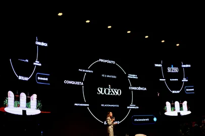 PORTO ALEGRE, RS, BRASIL, 13-05-2026: O Teatro Bourbon Country recebe a segunda edição do Summit Empreender 40+ 2026, evento voltado ao empreendedorismo, inovação e longevidade profissional. A programação reúne palestras, painéis e encontros com empresários, especialistas e profissionais de diferentes áreas para discutir mercado, reinvenção e oportunidades após os 40 anos. Foto: Jeff Botega/Agência RBS<!-- NICAID(16284317) -->